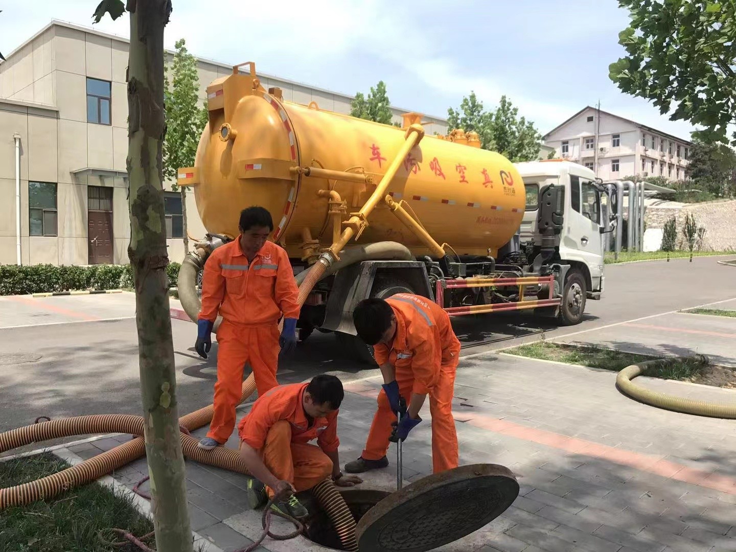 盐田管道疏通车停在窨井附近