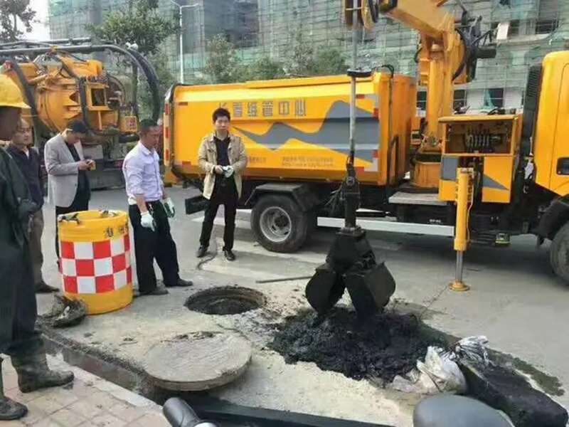 盐田街道：网格员化身“清道夫”，为民解忧疏通“堵心”化粪池