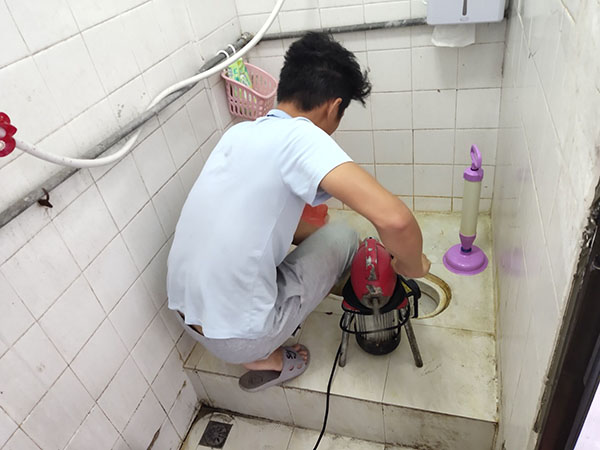 盐田肥皂掉到马桶里把马桶堵住了怎么办？马桶堵住了怎么办