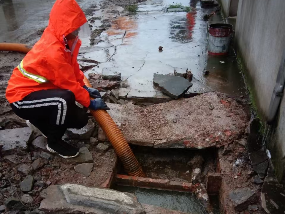 盐田专业清理污水池 炜誉市政以规范流程守护城市 “肠道”