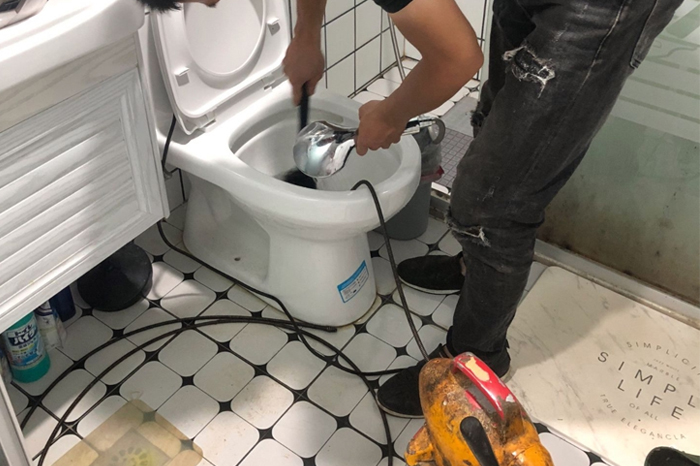 盐田马桶堵塞自己疏通还是找师傅？专业上门服务让你省时更省心